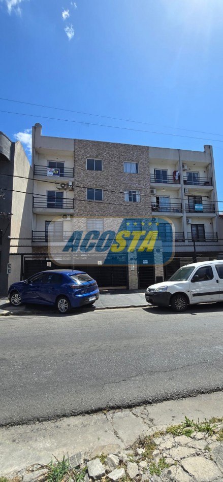 DEPARTAMENTO DE 2 AMB AL FRENTE CON BALCON, A MTS DE BARRIO NAON.