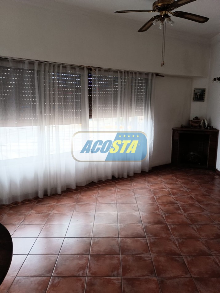 NUEVO PRECIO!!! CASA EN BARRIO NAON DE 5 AMB. SOBRE AV. E. CASTRO 