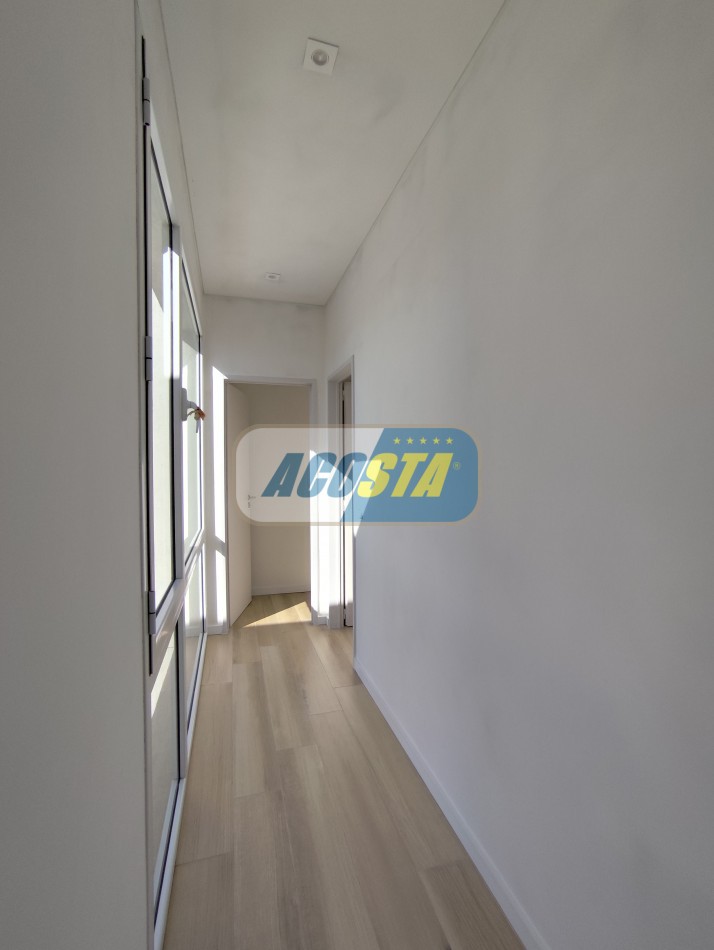 CASA 5 AMBIENTES A ESTRENAR CON JARDIN Y PISCINA, BARRIO NAON, UNICA!!