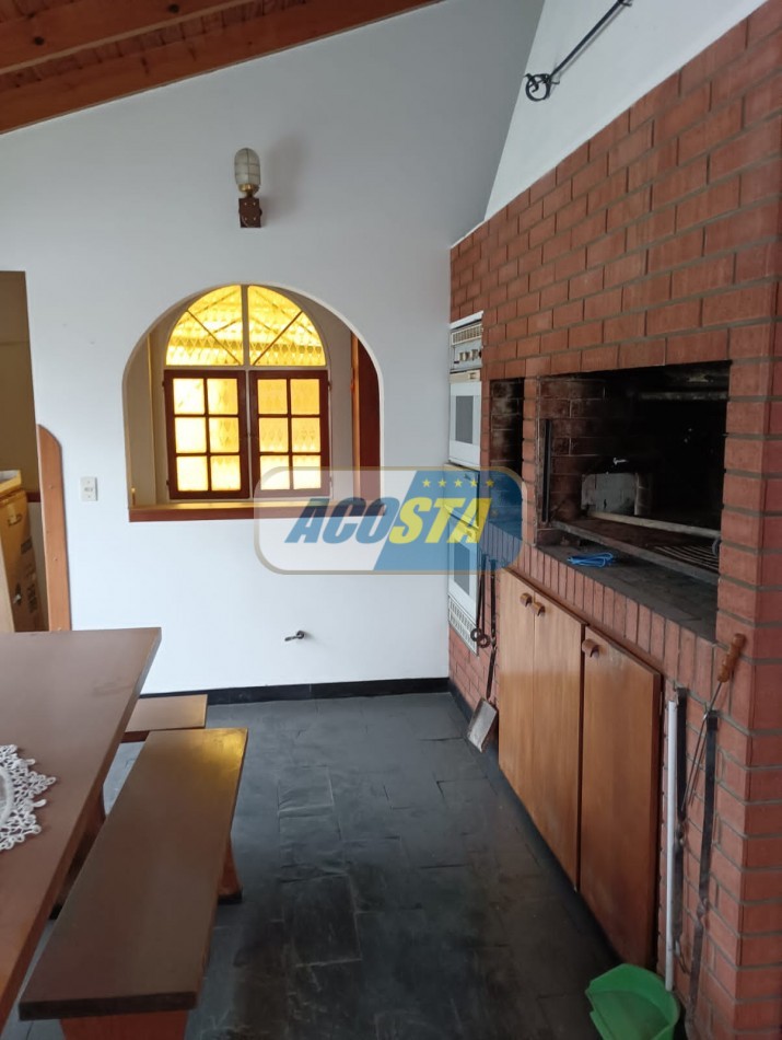 NUEVO PRECIO!!! CASA EN BARRIO NAON DE 5 AMB. SOBRE AV. E. CASTRO 