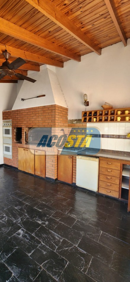 CASA EN BARRIO NAON DE 5 AMB. SOBRE AV. E. CASTRO, CENTRO COMERCIAL, POLO GASTRONOMICO . NUEVO VALOR!!