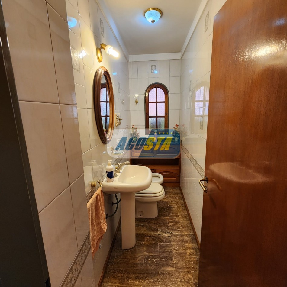 CHALET 5 AMB EN BARRIO NAON EXCELENTE ESTADO, CON GARAJE Y FONDO CUBIERTO