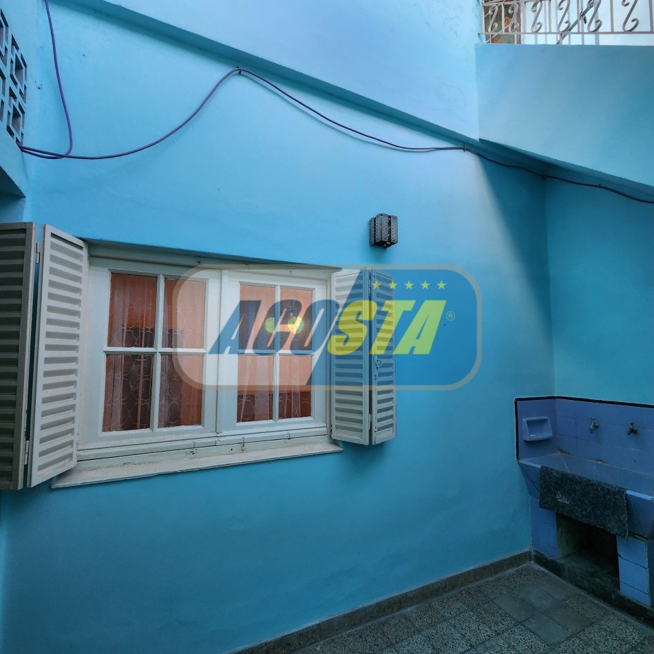 PH de 3 ambientes con patio y terraza.
