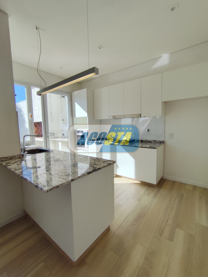 CASA 5 AMBIENTES A ESTRENAR CON JARDIN Y PISCINA, BARRIO NAON, UNICA!!