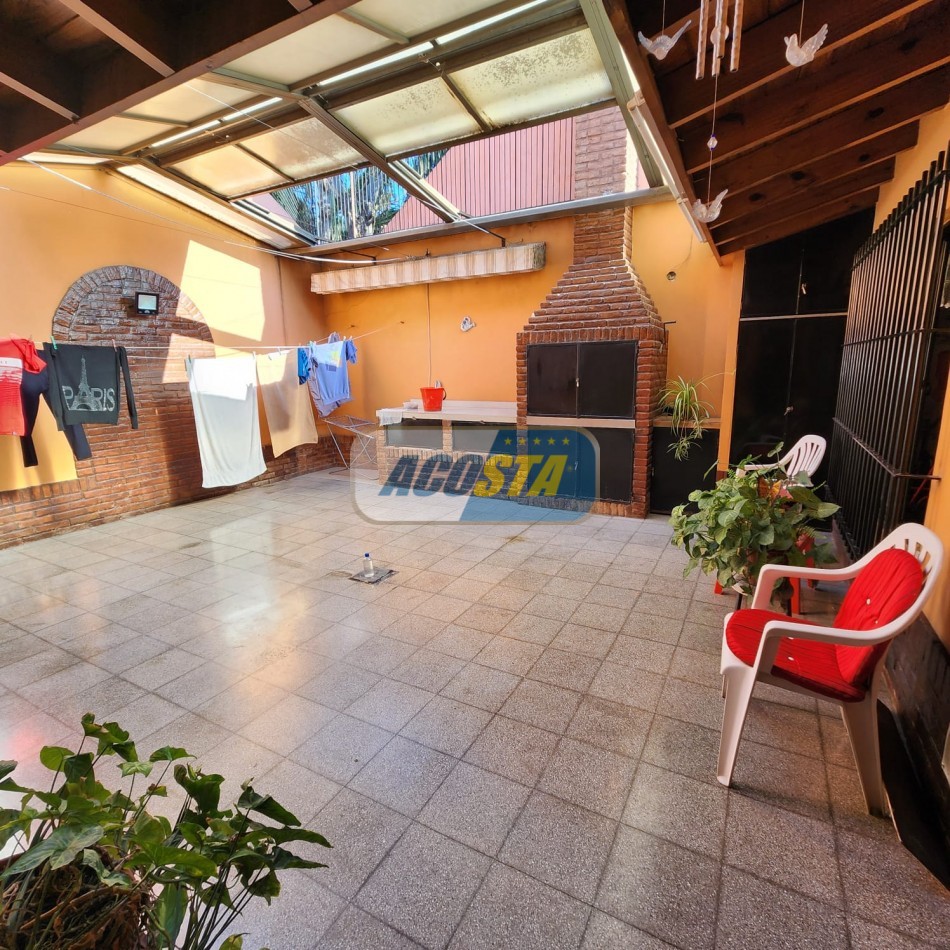 CHALET 5 AMB EN BARRIO NAON EXCELENTE ESTADO, CON GARAJE Y FONDO CUBIERTO