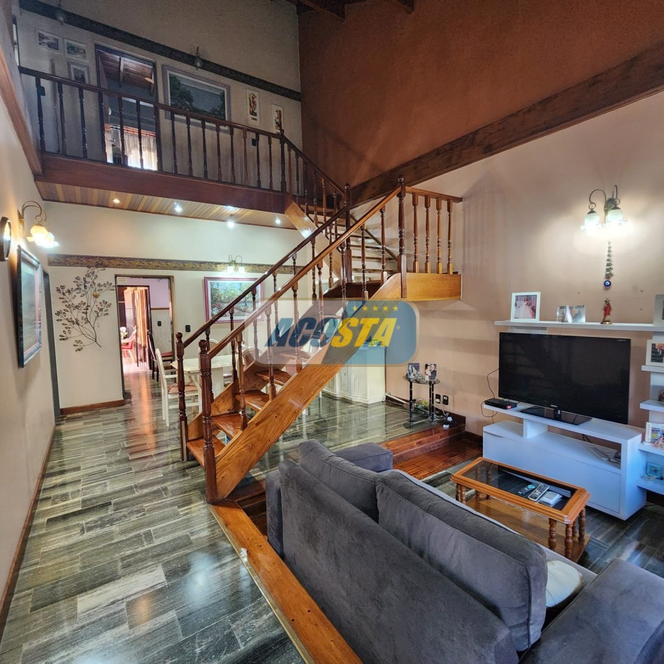CHALET 5 AMB EN BARRIO NAON EXCELENTE ESTADO, CON GARAJE Y FONDO CUBIERTO