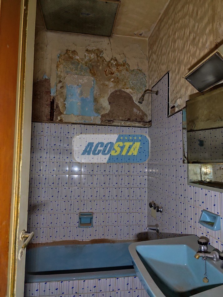 LOTE EN VENTA EN MATADEROS DE 8,66 X 14, CON CASA DE 3 AMB PARA DEMOLER