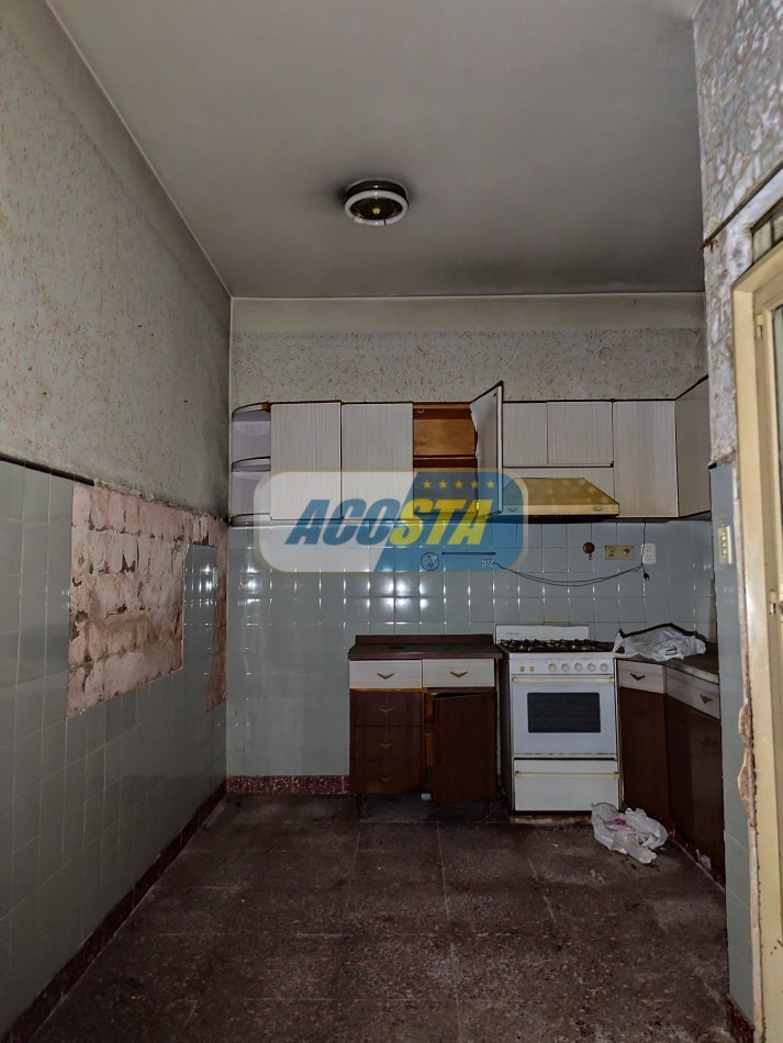 LOTE EN VENTA EN MATADEROS DE 8,66 X 14, CON CASA DE 3 AMB PARA DEMOLER