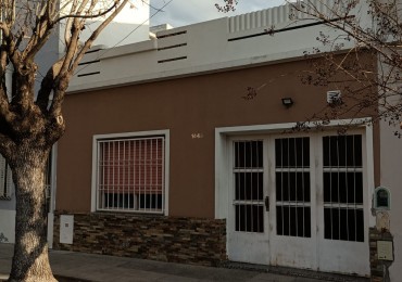 RETASADA!! HERMOSA CASA DE 3 AMB. CON GARAJE Y FONDO LIBRE, MTS DE AV E CASTRO.