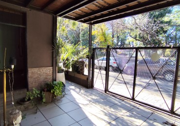 CASA 4 AMB, FRENTE A PARQUE, BARRIO MIL CASITAS REFORMADA.