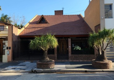 CHALET 5 AMB EN BARRIO NAON EXCELENTE ESTADO, CON GARAJE Y FONDO CUBIERTO