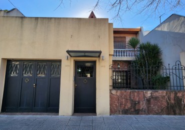 CASA 6 AMBIENTES, CON FONDO LIBRE PARQUIZADO, A MTS. AV. J. B. ALBERDI