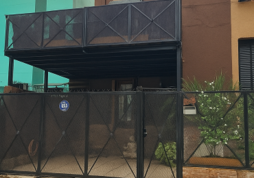 CASA 4 AMB, FRENTE A PARQUE, BARRIO MIL CASITAS REFORMADA. 