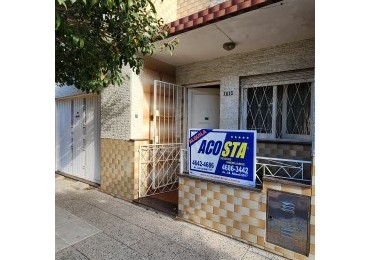 PH de 3 ambientes con patio y terraza.
