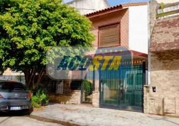 CASA 3 AMBIENTES EN BARRIO NAON, CON FONDO Y GARAGE