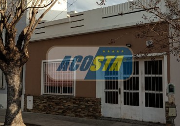 RETASADA!! CASA DE 3 AMB. CON GARAJE Y FONDO LIBRE, MTS DE AV E CASTRO.