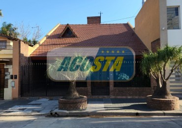 CHALET 5 AMB EN BARRIO NAON EXCELENTE ESTADO, CON GARAJE Y FONDO CUBIERTO