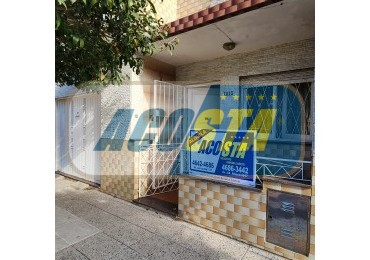 PH de 3 ambientes con patio y terraza.