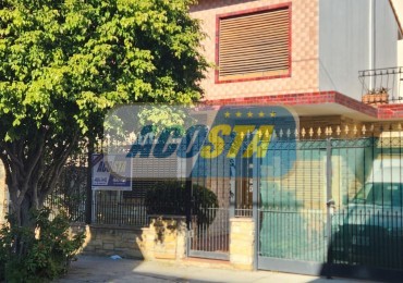 CASA 3 AMBIENTES EN BARRIO NAON, CON FONDO Y GARAGE